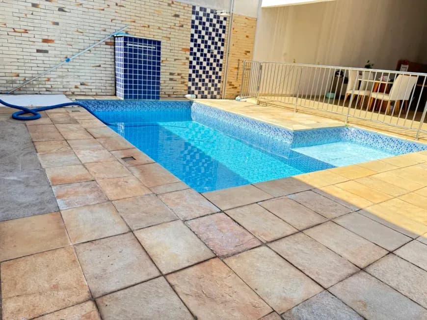 Casa ampla de esquina com 638m² de lote - Imagem 2