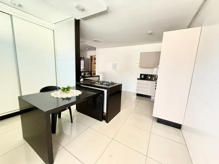 Casa ampla de esquina com 638m² de lote - Imagem 3