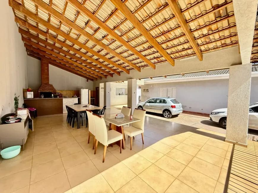 Casa ampla de esquina com 638m² de lote - Imagem 4